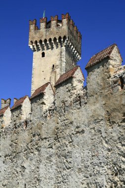 Sirmione 'de Garda Gölü, İtalya' ya tepeden bakan tarihi Scaliger kalesi.