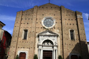 Saat kulesi olan ikonik İtalyan Rönesans Kilisesi, sıcak güneş ışığı seyahat broşürleri ve kültürel promosyonlar için ideal.