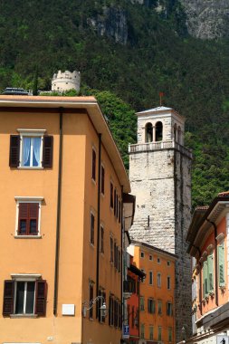 Ortaçağ kulesi, Garda Gölü 'nün sakin bir köyünde, sıcak akşam ışığında yıkanan renkli evlerle çevrili. Seyahat, turizm ve kültür mirası projeleri için ideal.