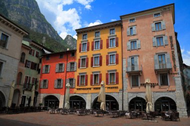 İtalya 'nın Garda Gölü boyunca çok renkli binalar, canlı mimari ve rahat bir atmosfer, seyahat, turizm ve yaşam tarzı pazarlama için ideal..