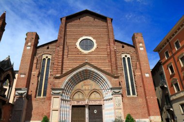 İtalya 'nın Verona kentindeki göz kamaştırıcı Roma kilisesi mimari mirası sergiliyor. Seyahat, tarih ve kültür projeleri için ideal.
