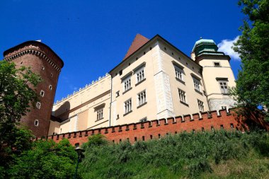 Bu görkemli antik kale heybetli tuğla duvarlar, yüksek binalar ve parlak mavi gökyüzüne karşı kurulmuş klasik Avrupa mimarisi barındırır..