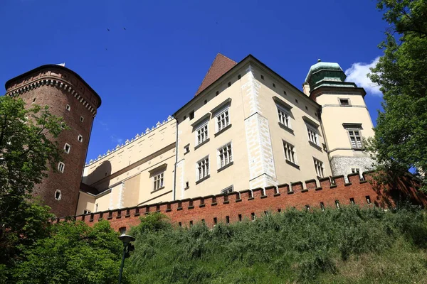 Bu görkemli antik kale heybetli tuğla duvarlar, yüksek binalar ve parlak mavi gökyüzüne karşı kurulmuş klasik Avrupa mimarisi barındırır..