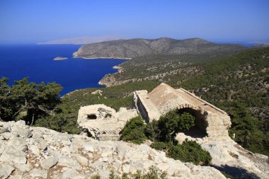 Yunanistan 'ın Rodos kentinde turkuaz Akdeniz' i çerçeveleyen tarihi bir taş kemerinin manzarası