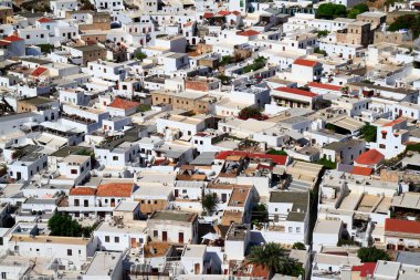 Lindos, Rodos, Yunanistan 'daki geleneksel bir beyazlatılmış köyün büyüleyici hava görüntüsü, Akdeniz mimarisini gözler önüne seriyor