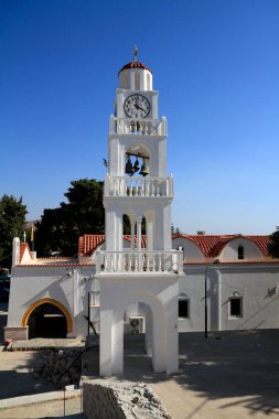 Yunanistan 'ın Rodos kentindeki ikonik beyaz saat kulesinde tarihi mimari ve Akdeniz cazibesi sergileniyor