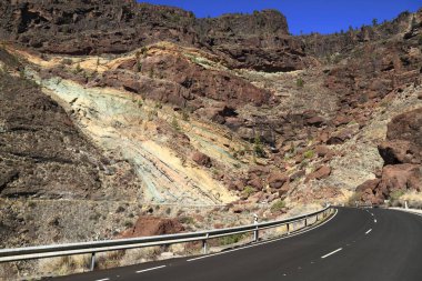 Los Azulejos 'un Gran Canaria' daki katmanlı volkanik kayasının dramatik jeolojik oluşumu