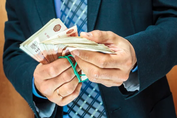 Geld in der Hand — Stockfoto