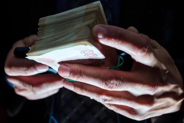 Dinheiro nas mãos — Fotografia de Stock