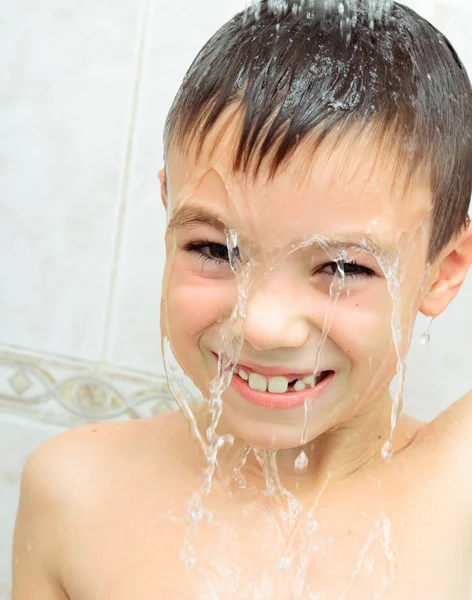 洗っている少年 — ストック写真