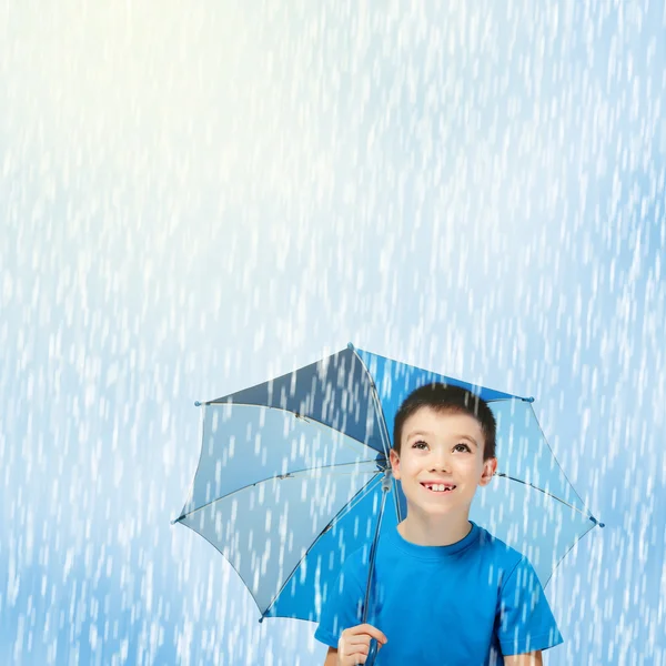 Junge mit Regenschirm — Stockfoto