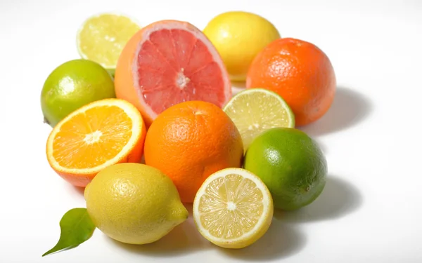 Beyazın üzerinde yalıtılmış turunçgil meyveleri — Stok fotoğraf