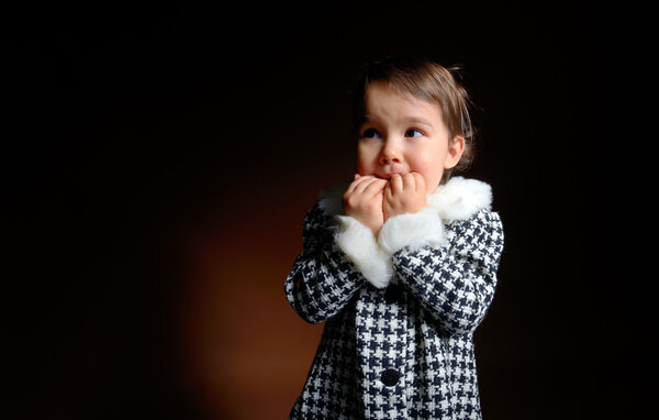 маленькая девочка боится
