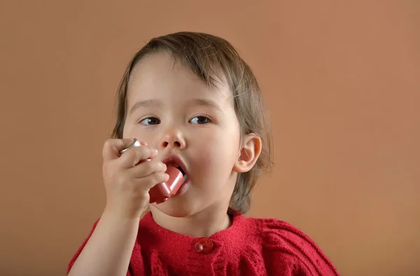 Liten flicka andning astmatiska medicin inhalator — Stockfoto