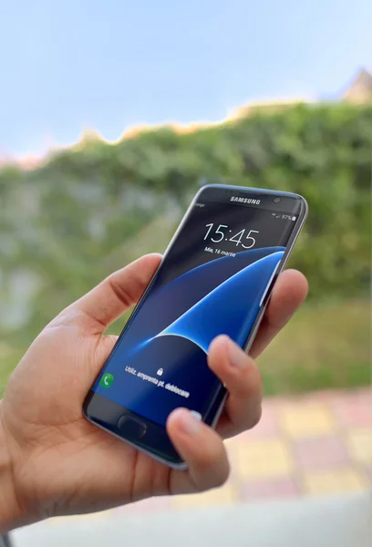 Tiro de la mano del hombre sosteniendo Samsung Galaxy S7 Edge — Foto de Stock