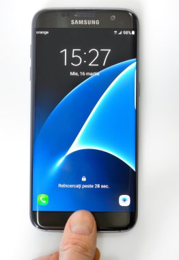 Samsung Galaxy S7 kenar parmak'ın elinde kadeh