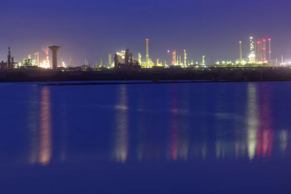 Planta petroquímica à noite — Fotografia de Stock