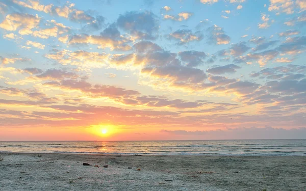 Verano puesta del sol cielo y mar —  Fotos de Stock