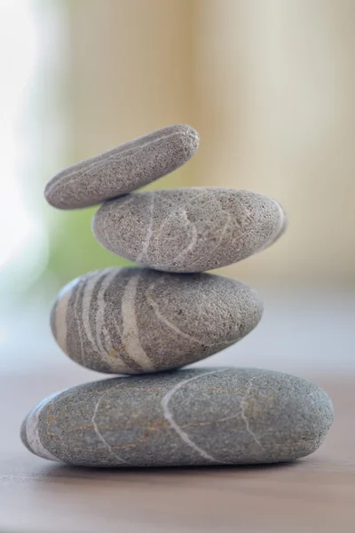 Guijarros equilibrados aislados —  Fotos de Stock