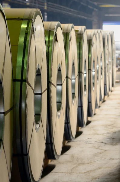 Bobines d'acier laminées dans l'emballage — Photo