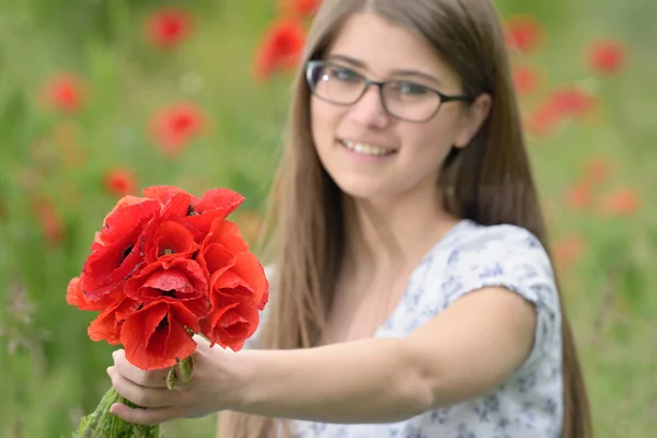 Ung flicka med vallmo bukett — Stockfoto