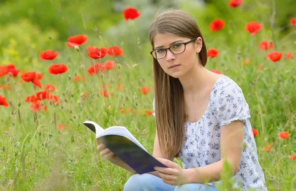 Teen girl reading book — Stock Photo, Image