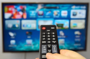 Akıllı tv ve el uzaktan kumanda tutun