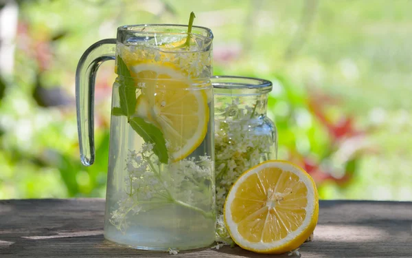 Natürlicher Holunderblütensaft mit Zitrone — Stockfoto