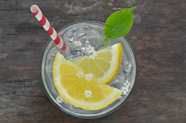 Limonata di sambuco con ghiaccio — Foto Stock