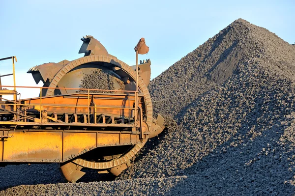 Carga de la máquina transportadora de mineral de hierro — Foto de Stock