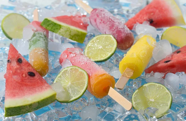 Vandmelon, frugt popsicle og lime skiver - Stock-foto