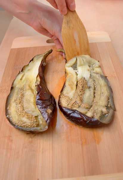 Unskin roasted eggplants — Stock Photo, Image