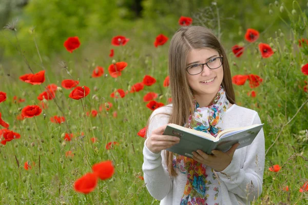 Girl reading a book — Stock Photo, Image