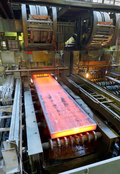 Hot plate on industrial conveyor — Stock Photo, Image