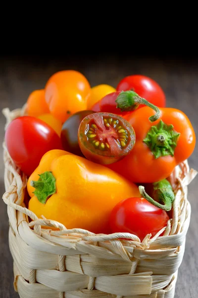 Reife bunte Gemüsetomaten — Stockfoto