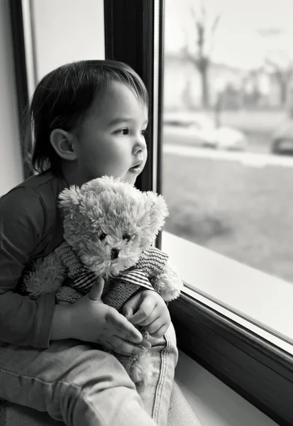 Κοριτσάκι που κοιτάει έξω από το παράθυρο — Φωτογραφία Αρχείου