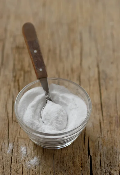 Spoon of baking soda in bowl — Stock Photo, Image