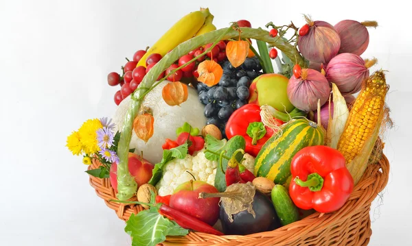 Verduras frescas en cesta — Foto de Stock