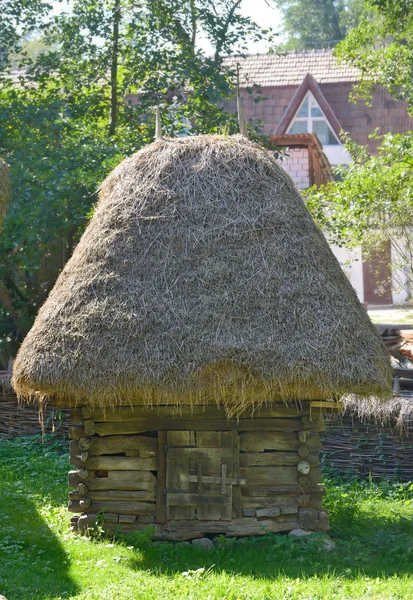 Tradycyjne rumuńskie stodoła z dachu krytym słomą — Zdjęcie stockowe
