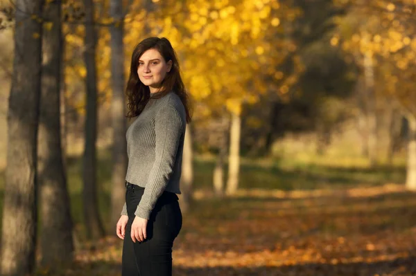 Hermoso Retrato Mujer Joven Bosque Otoño — Foto de Stock