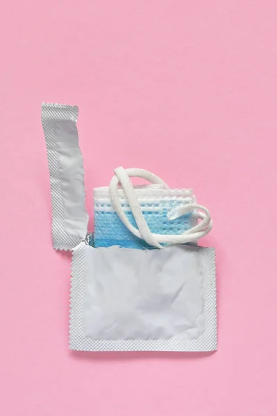 Περίληψη Της Ιατρικής Μάσκες Και Condom Πακέτο Απομονώνονται — Φωτογραφία Αρχείου
