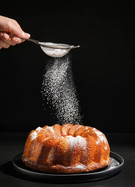 Sucre Poudre Avec Tamis Sur Gâteau Gugelhupf — Photo