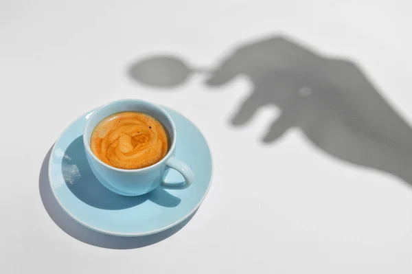 Abstrakt Kopp Kaffe Med Sked Och Hand Silhouette — Stockfoto