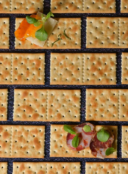 Fatias Conceituais Salame Queijo Biscoitos Com Sal — Fotografia de Stock