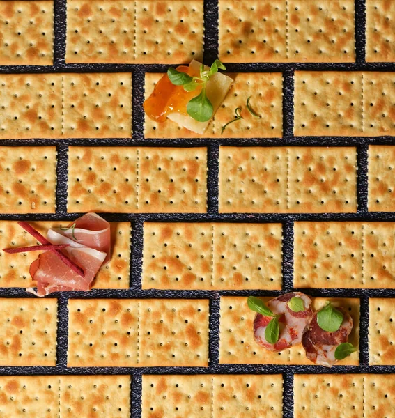 Fette Concettuali Salame Formaggio Pancetta Affumicata Cracker Con Sale — Foto Stock