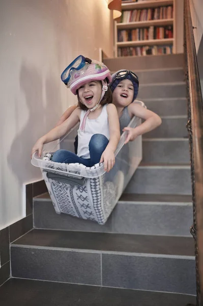 Crianças Divertindo Andando Escadas Abaixo Uma Caixa Armazenamento — Fotografia de Stock