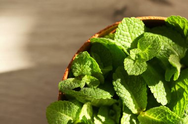 Tahta kâse ve taze nane yaprakları.