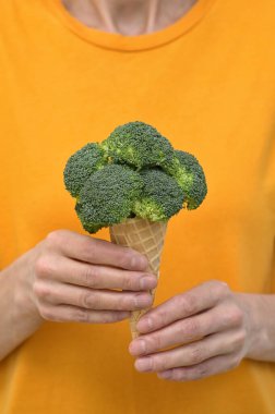 Brokoli Sebzesinden Waffle külahında Kavramsal Dondurma