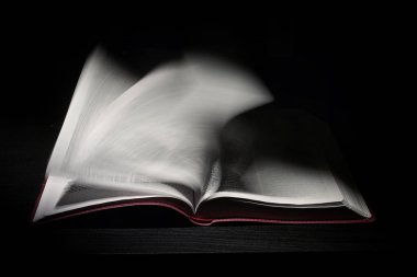 Koyu Çizgili Sayfaları Yürüten Açık Bir Kutsal İncil