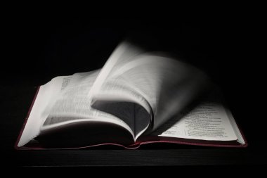 Koyu Çizgili Sayfaları Yürüten Açık Bir Kutsal İncil